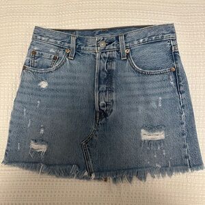 Levi’s Original Medium Wash Miniskirt (26)